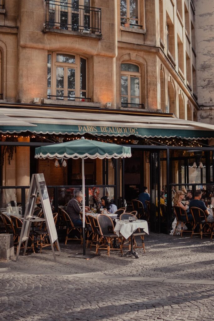 Terraza de un bistró en una calle tranquila de París