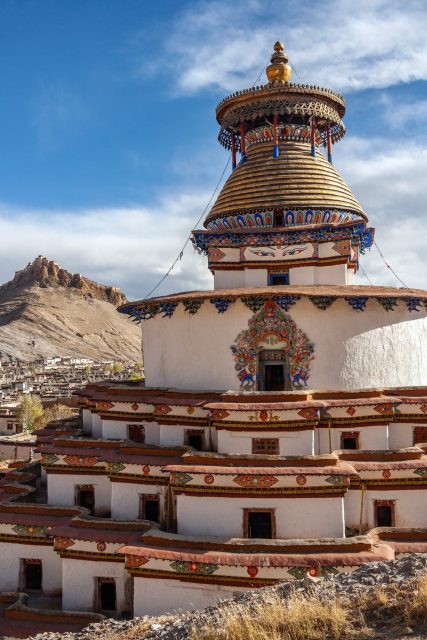The Kumbum and Gyantsie Fort in the town of Gyantse in Tibet. The Kumbum forms part of Palcho Monastery and is a multi-storied aggregate of 77 Buddhist chapels. Dates from 1497.